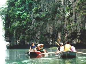Lượng khách du lịch đến Ninh Bình tăng gấp đôi