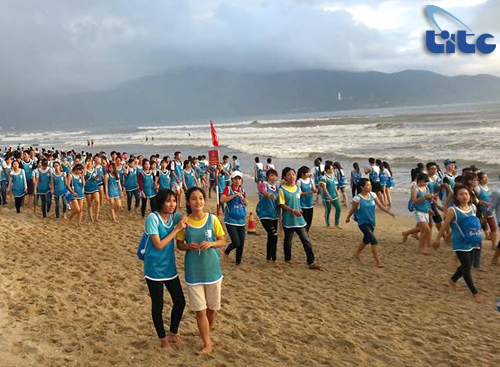 Đà Nẵng: Hàng ngàn người tham gia sự kiện “Đôi chân trần trên biển” 