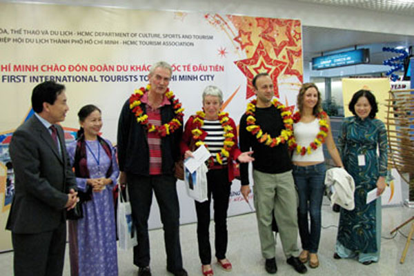 Chuẩn bị đón khách quốc tế đầu tiên đến thành phố Hồ Chí Minh năm 2013