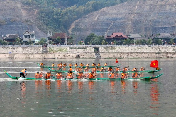 Tưng bừng lễ hội đua thuyền đuôi én tại Mường Lay (Điện Biên)