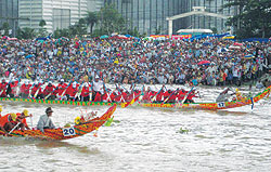 Sóc Trăng: Kết thúc tuần lễ Văn hóa Lễ hội Ok - om - bok và đua ghe ngo