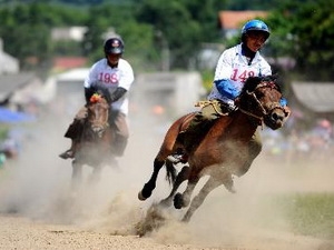 Bắc Hà: Tưng bừng rộn rã lễ hội đua ngựa, bắn súng