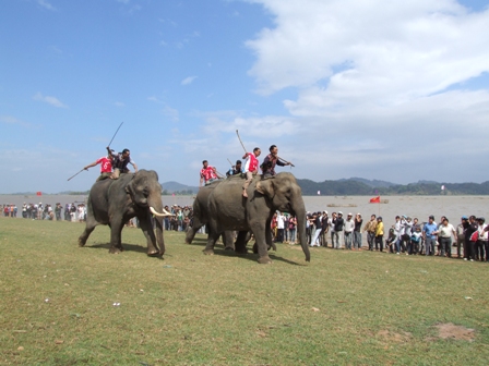 Đắk Lắk: Tưng bừng hội đua voi và đua thuyền độc mộc
