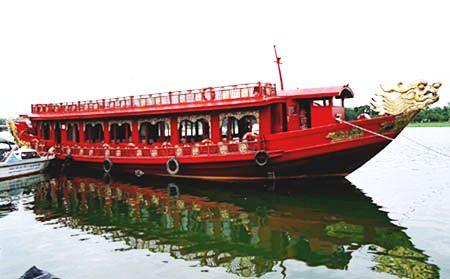 Đến Huế du ngoạn thuyền ngự trên sông Hương
