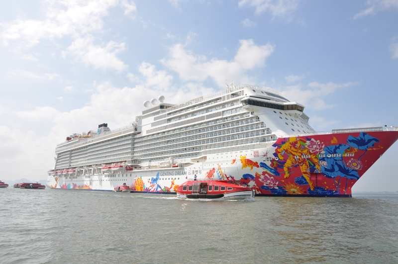 Du thuyền Genting Dream đưa 2.500 du khách quốc tế đến Hạ Long