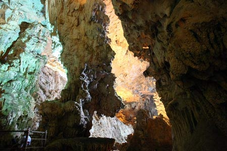 Quảng Ninh: Phục chế di tích bia đá của Vua Khải Định tại hang Đầu Gỗ