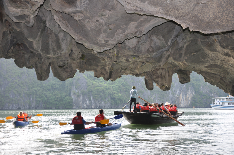 Bình yên hang Luồn ở đảo Bồ Hòn (Quảng Ninh)