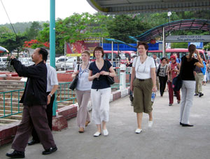 Các đại biểu tham dự hội nghị ASEMME 2 thăm Vịnh Hạ Long