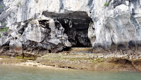 Nhìn bề ngoài, cửa hang Hồ Động Tiên không có gì khác biệt. Khi triều lên, nước biển dâng ngập 1/3 cửa hang.