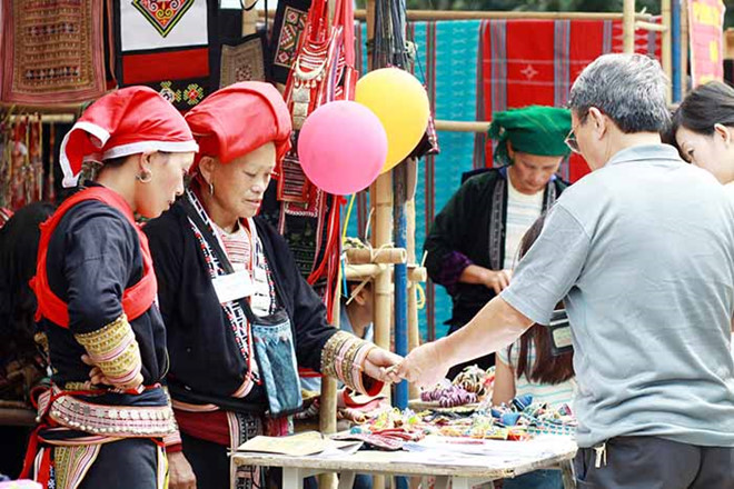 Hội chợ hàng thủ công truyền thống 2016 tại Bảo tàng Dân tộc học Việt Nam