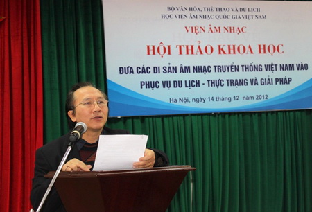 Phó Viện trưởng Viện Âm nhạc Việt Nam Nguyễn Bình Định điều hành thảo luận tại hội thảo