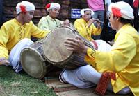 Hội thi nắn bánh gừng và hòa tấu nhạc cụ Chăm Bình Thuận