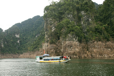 Tour du lịch trên hồ thủy điện Tuyên Quang được nhiều khách du lịch lựa chọn khi đến Nà Hang.
