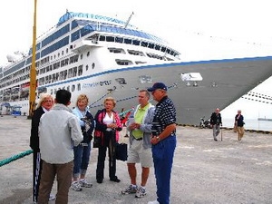 Khách du lịch nước ngoài đến bằng tàu biển tại cảng Tiên Sa. (Ảnh: Hồng Kỳ/TTXVN)