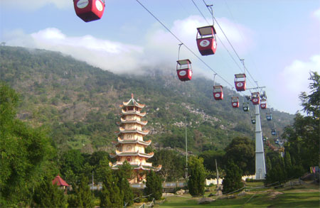 Khu di tích lịch sử núi Bà Đen ngày càng thu hút khách du lịch.