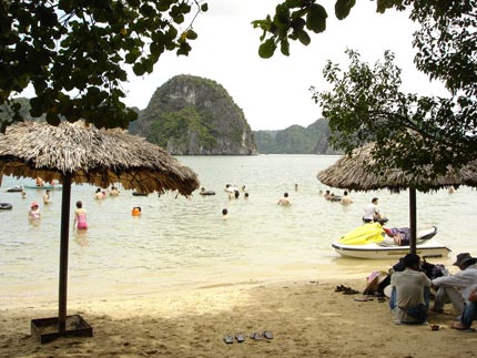 Vịnh Hạ Long đón gần 7,5 vạn lượt khách đến tham quan