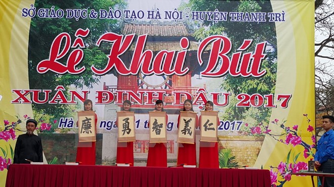 Khai bút đầu Xuân Đinh Dậu tại đình thờ Tiên triết Chu Văn An 