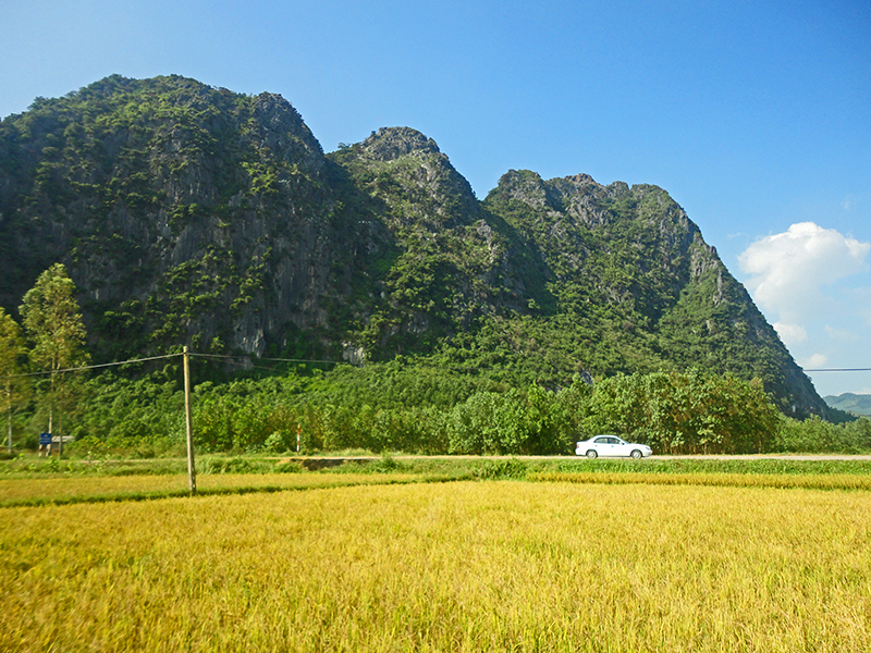 Về Hoành Bồ (Hạ Long) khám phá núi song sinh với núi Bài Thơ