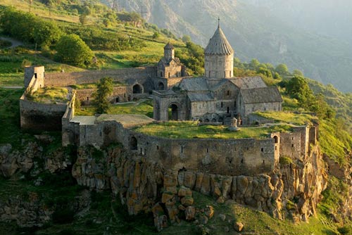 Khám phá vẻ đẹp cổ kính của tu viện u viện Tatev ở Armenia