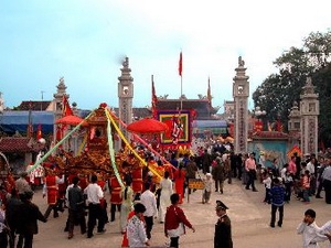 Khu đền thờ Vua Mai trong ngày lễ hội. (Ảnh: TTXVN)