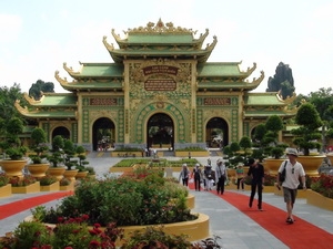 Ngôi đền thờ Đại Nam dát vàng ở Bình Dương mở cửa miễn phí để phục vụ du khách