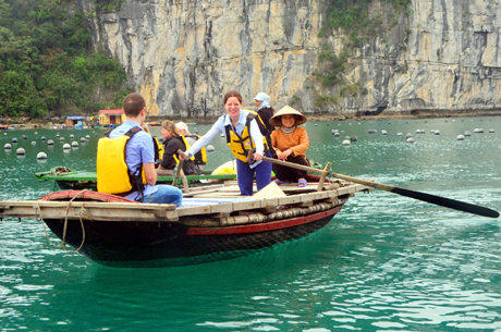 “Một ngày làm ngư dân” ở Vung Viêng (Quảng Ninh)