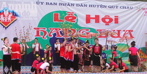 Hàng ngàn người tham gia lễ hội hang Bua (Nghệ An)