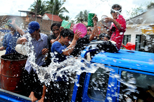 Độc đáo lễ hội té nước ở Lào