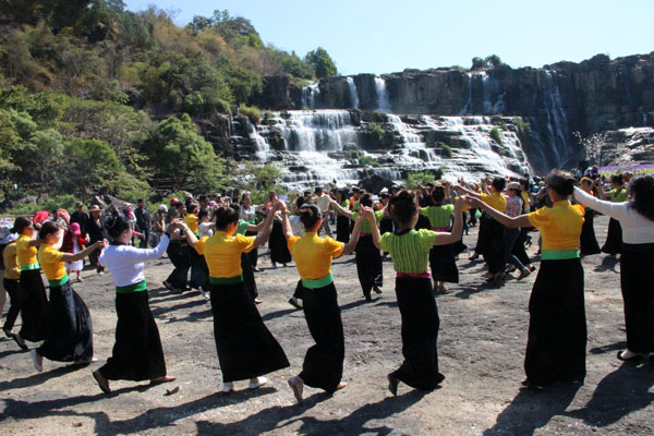 Rộn ràng lễ hội Xên Mường ở thác Pongour (Lâm Đồng)