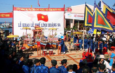 Lễ khao lề thế lính Hoàng Sa tại Lý Sơn (Quảng Ngãi), một lễ hội văn hóa tâm linh thu hút khách du lịch.
