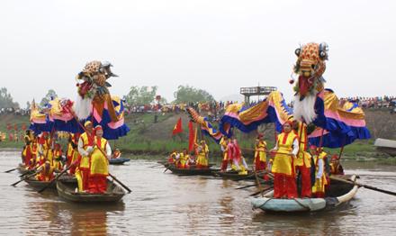 Lễ rước nước trên sông Hoàng Long vào dịp lễ hội đền Vua Ðinh - Lê (Hoa Lư, Ninh Bình).