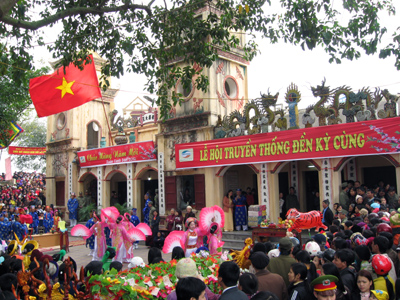 Nhộn nhịp lễ hội truyền thống Đền Kỳ Cùng (Lạng Sơn)