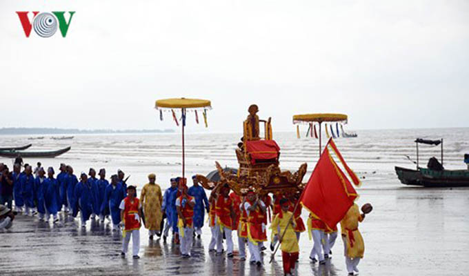 Lễ hội đình làng Trà Cổ (Quảng Ninh) hấp dẫn du khách gần xa