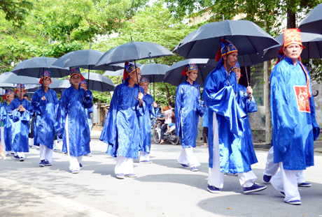 Đội hình 12 ông Đám tham gia nghi lễ nghênh kiệu rước thần tại Lễ hội đình Trà Cổ năm 2014.