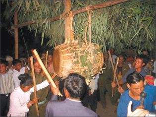 Lễ hội đập trống của người Ma Coong (Quảng Bình)  