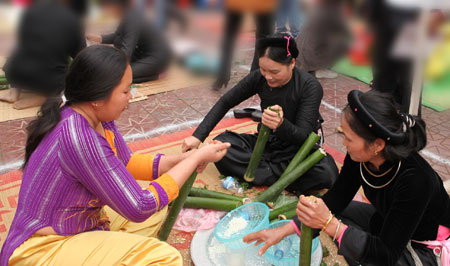Phụ nữ phường Ỷ La (TP Tuyên Quang) nấu cơn lam, món ăn truyền thống của dân tộc Tày.