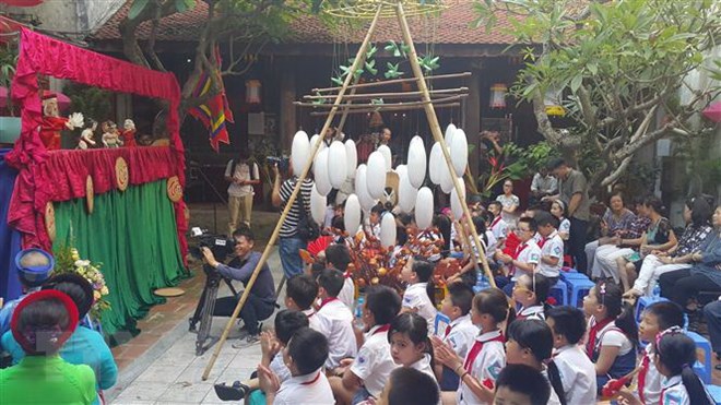 Nghệ nhân đồ chơi dân gian cùng trình diễn tại phố cổ Hà Nội