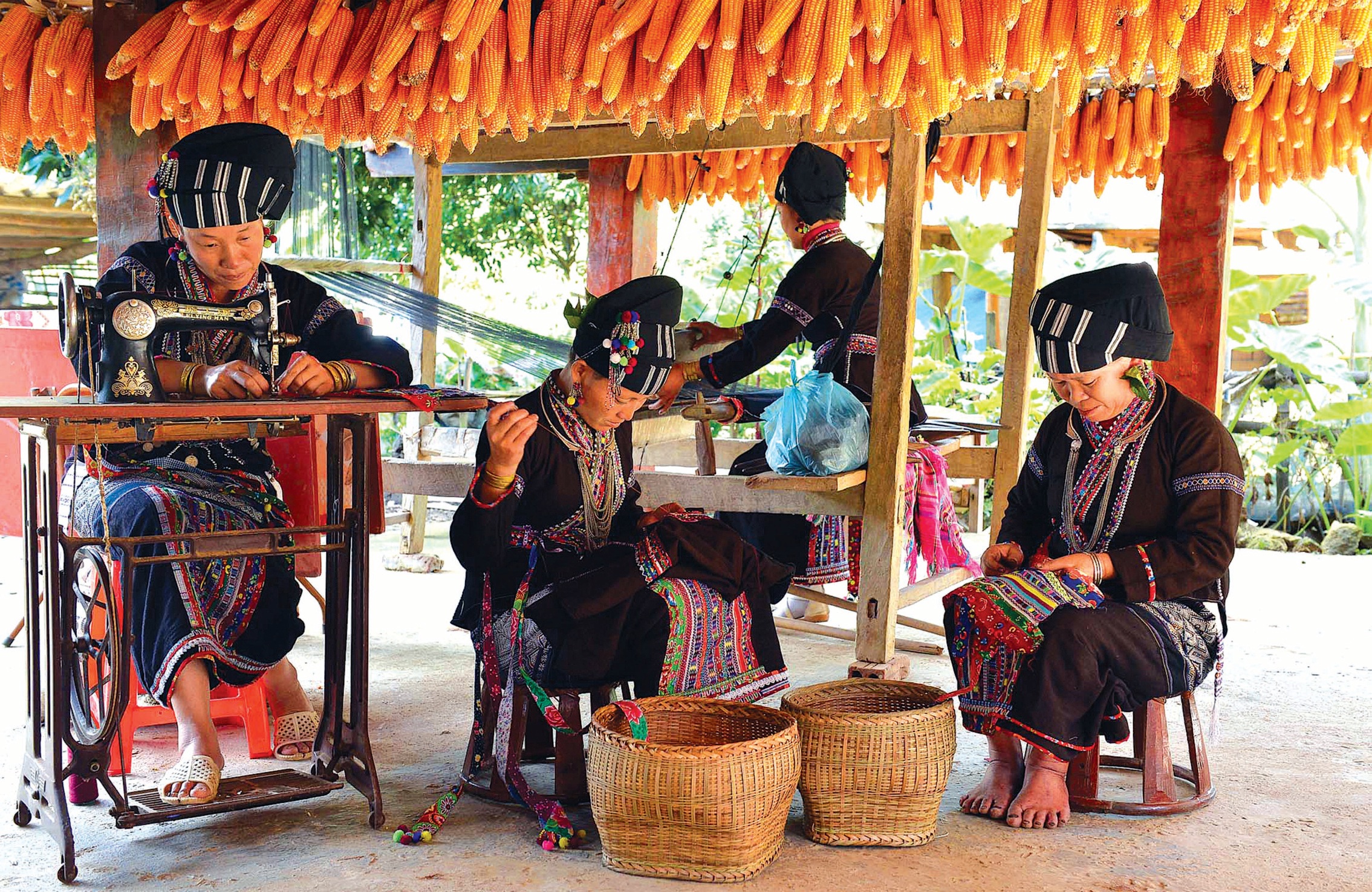 Xây dựng nghề dệt của dân tộc Lự ở Lai Châu thành sản phẩm du lịch