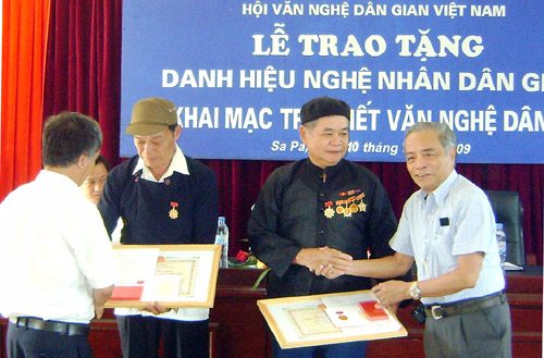 Lào Cai: Thêm 2 nghệ nhân được phong tặng danh hiệu nghệ nhân dân gian