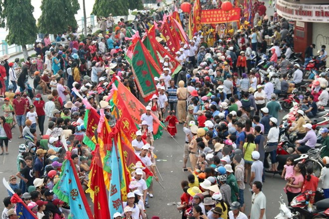 Du khách đổ về thành phố Phan Thiết thưởng lãm Nghinh Ông xuất du