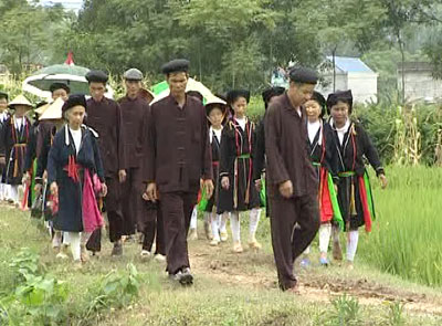 Người Sán Dìu ở Tuyên Quang giữ gìn trang phục truyền thống