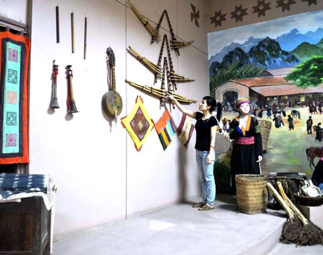 Một số nhạc cụ dân tộc được trưng bày, giới thiệu tại Bảo tàng tỉnh.