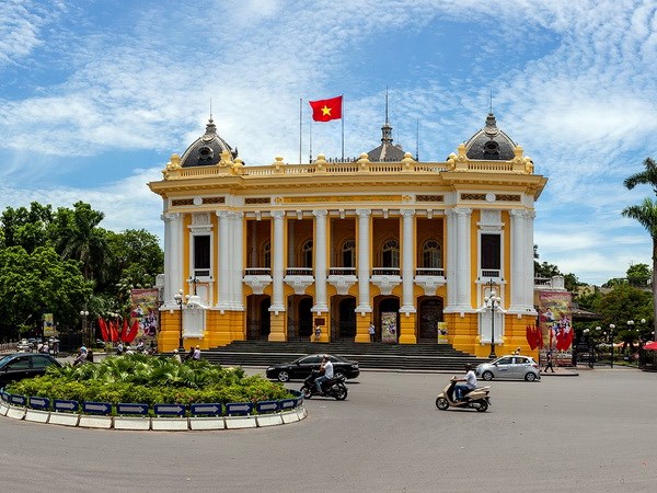 Nhà hát Lớn Hà Nội chính thức mở cửa đón khách tham quan 