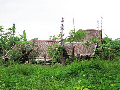 Khám phá làng nhà mồ cổ ở Tây Nguyên