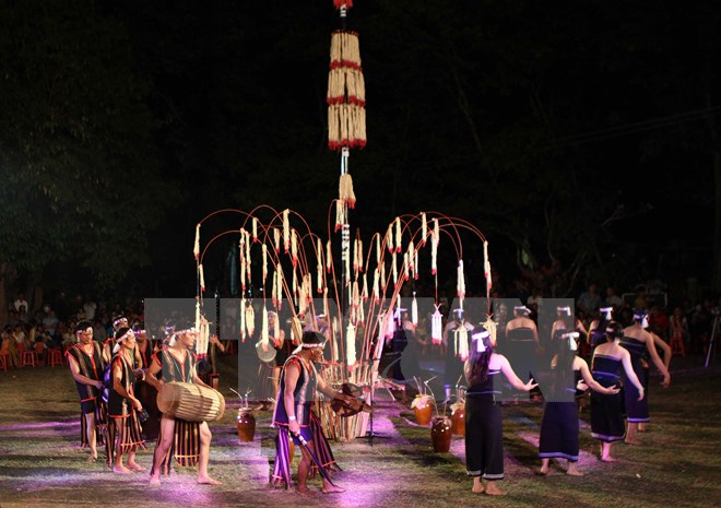 Đêm hội cồng chiêng, điệu xoang mê hoặc du khách tại Kon Tum 
