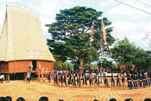 Lễ hội mừng nhà rông mới của dân tộc Gia Rai, Kon Tum
