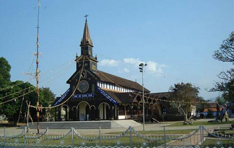 Tham quan nhà thờ gỗ ở Kon Tum