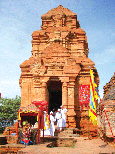 Tham quan nhóm đền tháp Poshanư, Bình Thuận