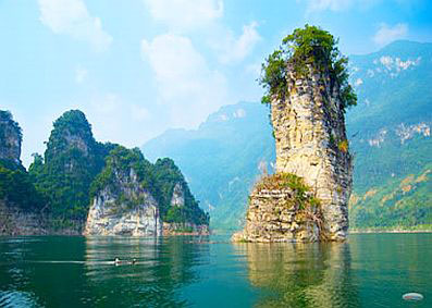 Núi “Cọc Vài” trên hồ thủy điện Tuyên Quang