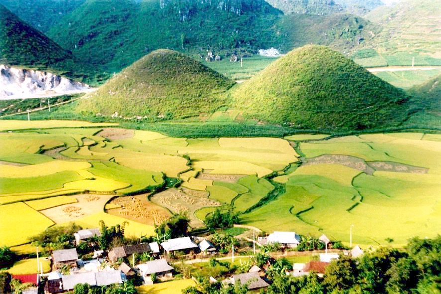Núi đôi Quản Bạ: Núi đôi Quản Bạ là thú vị của tỉnh Hà Giang, đây là một trong những chuỗi núi rồng phù sa đẹp nhất Việt Nam. Hãy chiêm ngưỡng bức họa thiên nhiên tuyệt đẹp này, trải nghiệm và cảm nhận sức sống của núi đôi nơi đây.